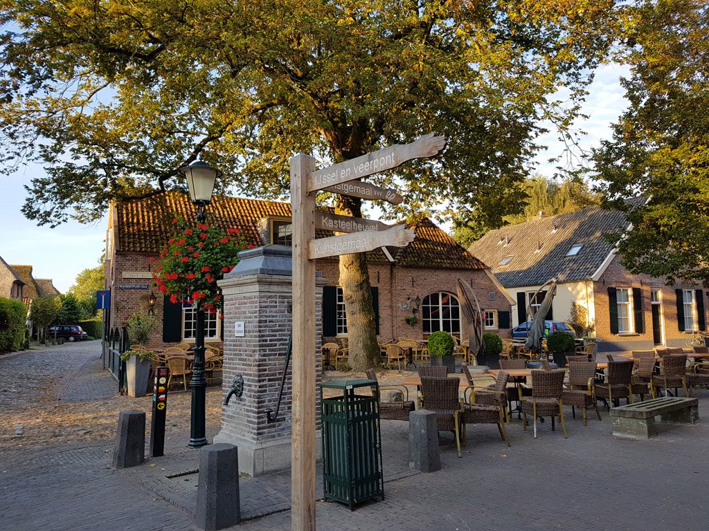 Het sfeervolle dorpsplein in Bronkhorst