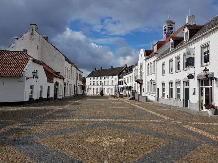 Stadsgezicht en plein in het witte stadje Thorn