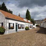 Wit gekalkte huizen in dit straatje in Thorn