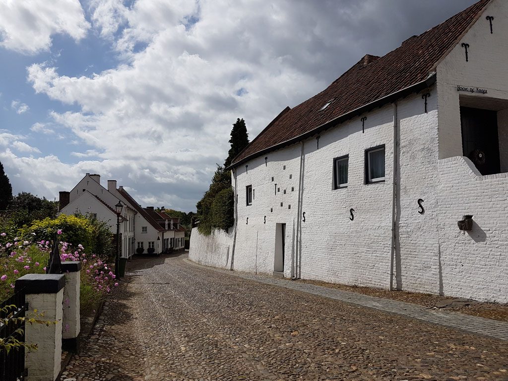 Prachtige straatjes met witte huizen in Thorn