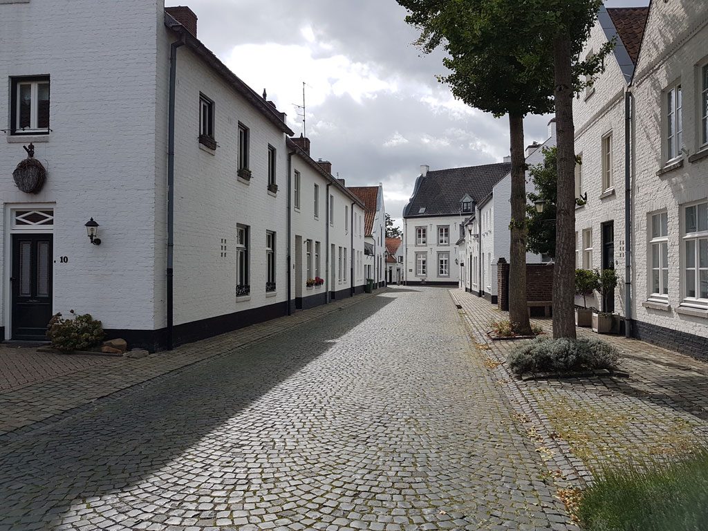 Alleen maar witte huizen in het witte stadje Thorn