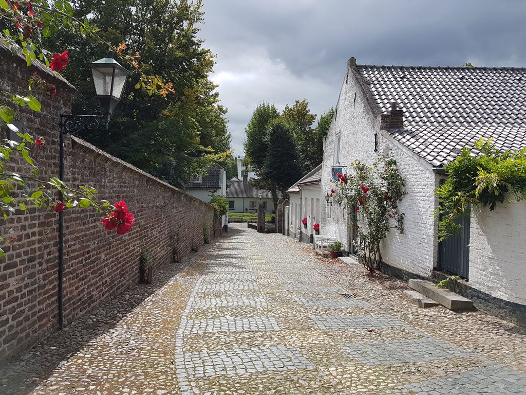 Een sfeervol gezicht al die witte huizen in Thorn