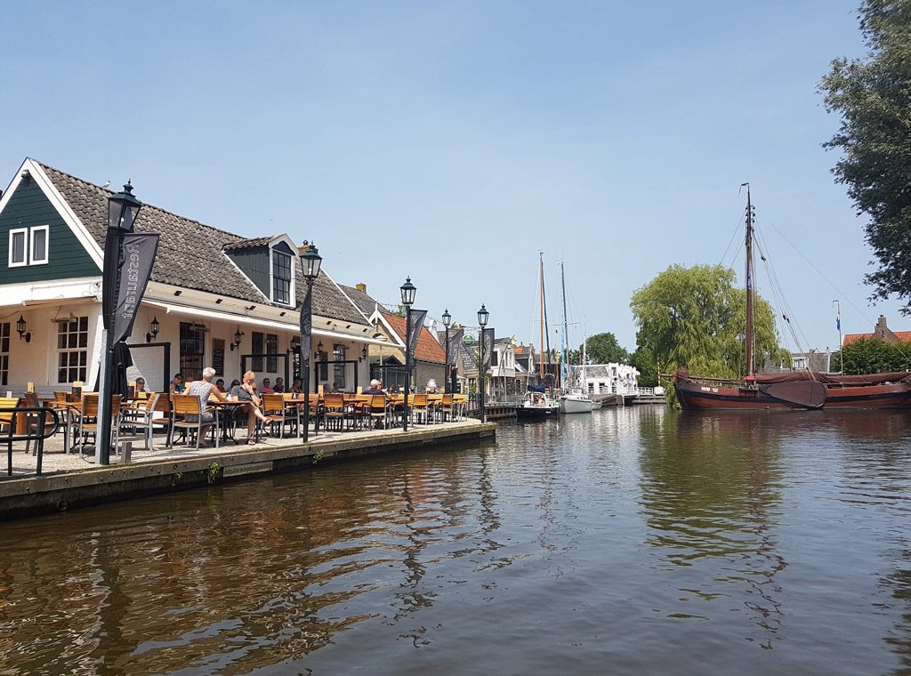 Gezellige terrasjes aan het water in Heeg