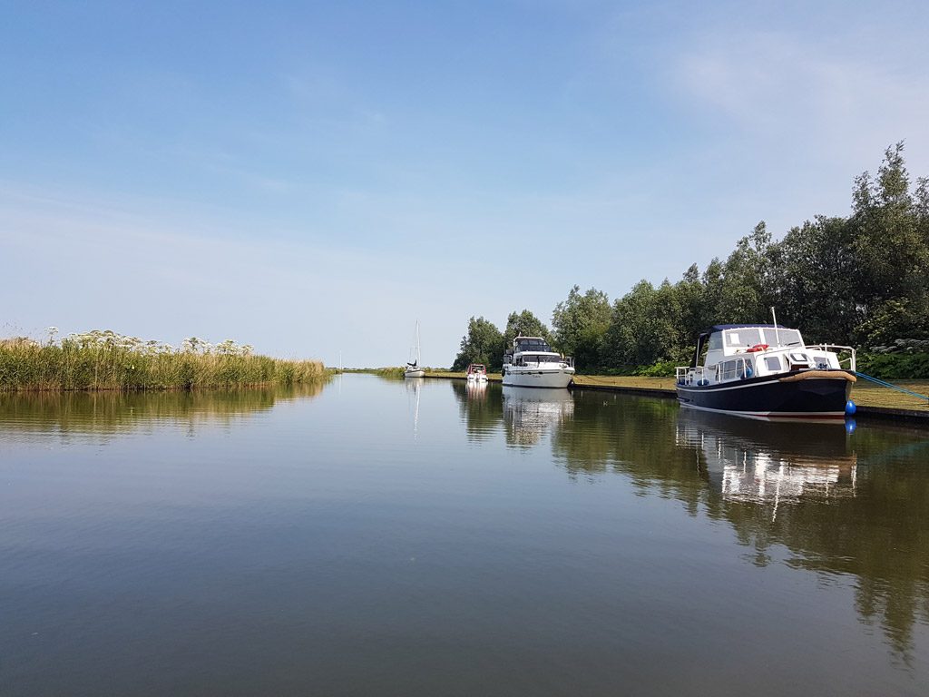 Een mooie vaarroute door de Hollegracht in Friesland