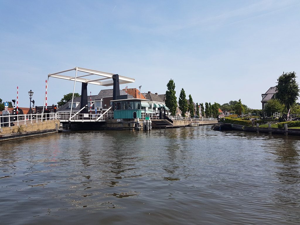 Het oude stadscentrum aan rivier de Geeuw in IJlst