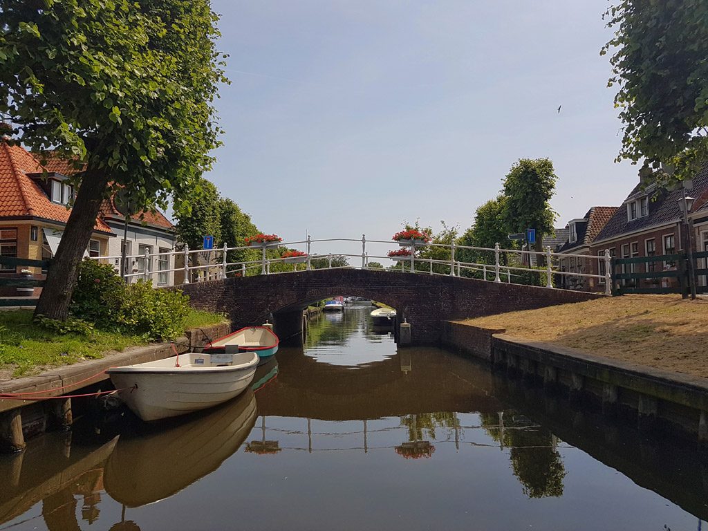 De prachtige Ee gracht door het oude centrum van IJlst