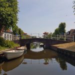 De prachtige Ee gracht door het oude centrum van IJlst