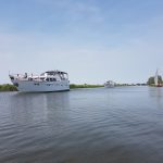 De mooiste plezierjachten varen voorbij in Friesland