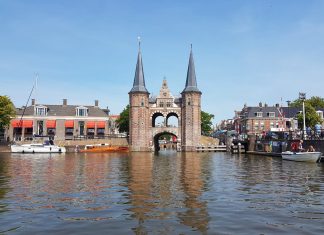 Een dagje varen op de Friese meren in Friesland De prachtige waterpoort in Sneek