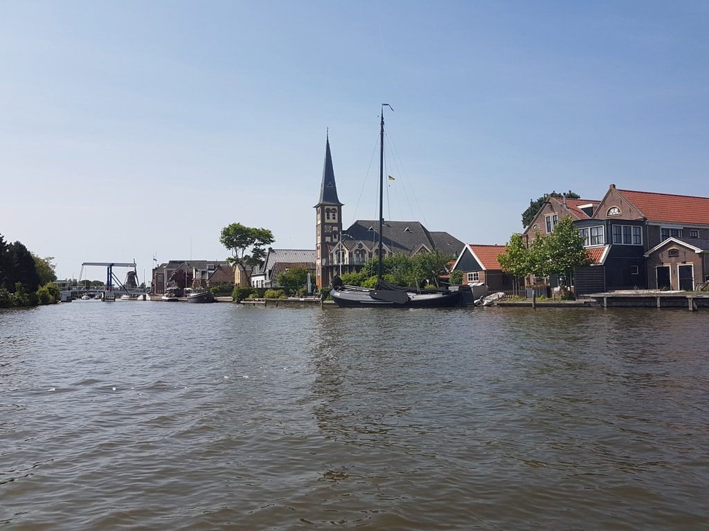 Watersport dorp Woudsend vanaf het water