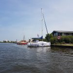 Een Delfts blauwe zeilboot in Sneek