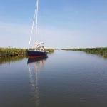 Een prachtige zeilboot op het Friese water