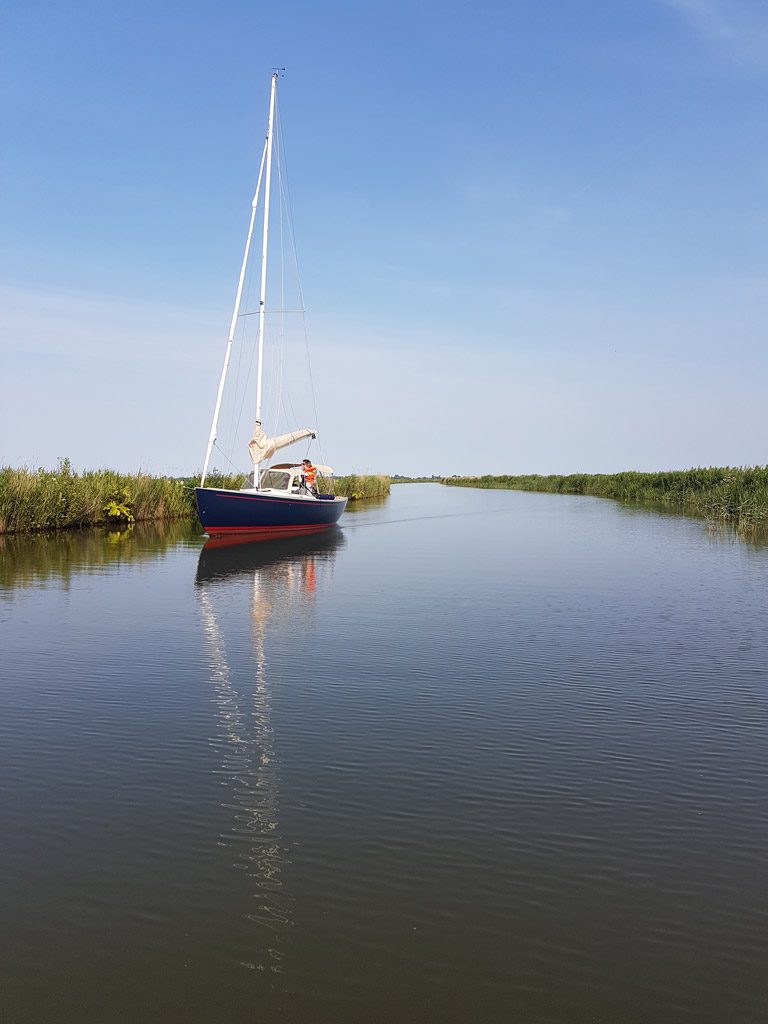 Een prachtige zeilboot op het Friese water
